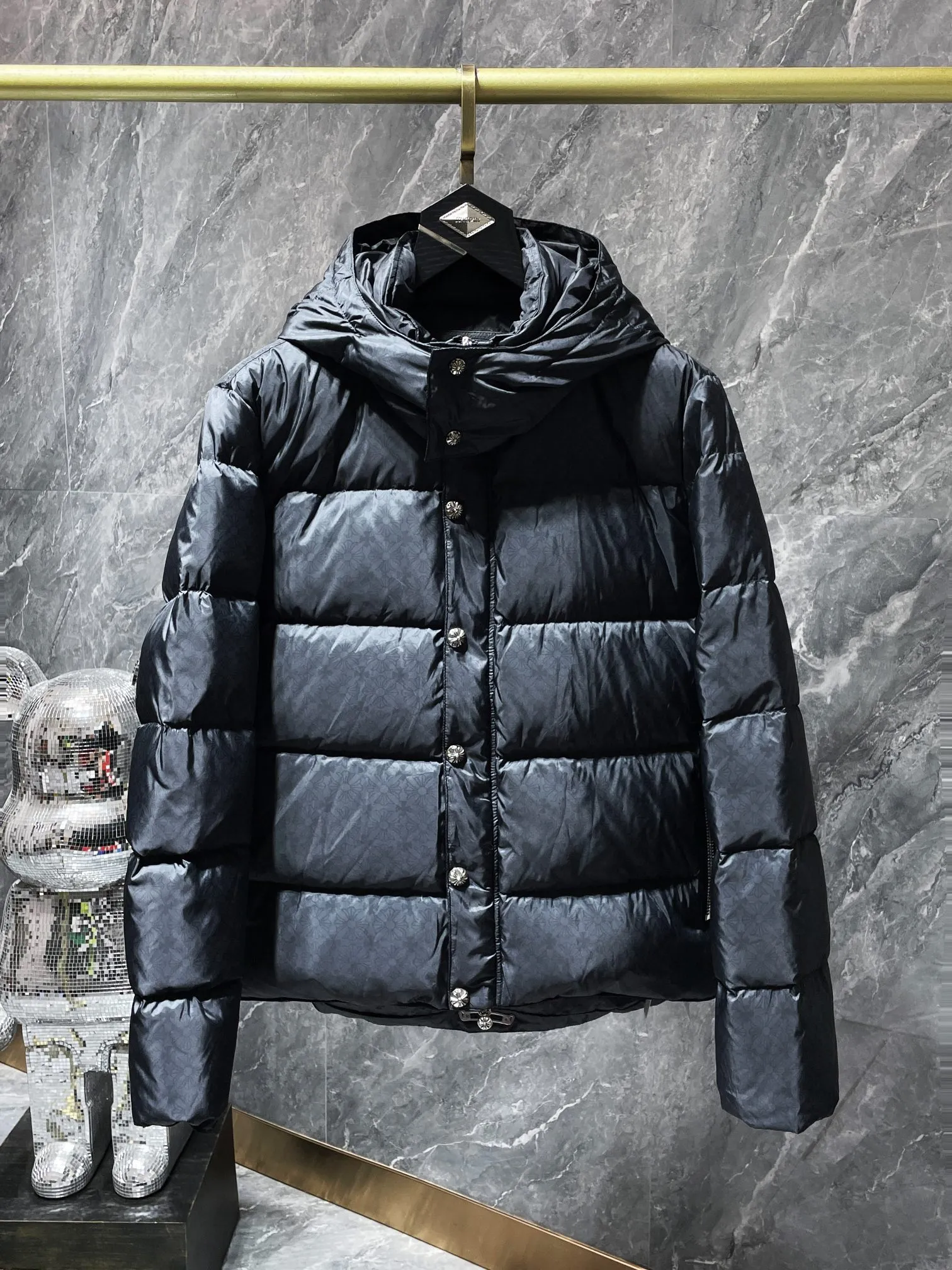 P700 Chrome Hearts ❄️Winter Down Jacket Series❄️ Chrome Hearts Dark Pattern Series Hooded Down Jacket is on sale simultaneously at the counter❤The hood is removable! The best Guangzhou national standard 90 velvet on the market! ! The world’s highest fluffiness of 900D! ! High standard and sufficient down filling! ! Exterior windproof and waterproof dark pattern custom fabric, interior high-grade dark pattern lining fabric to prevent lint, original hardware molding, exquisite craftsmanship details, casual or formal wear ✨ slim fit and not bloated Recommended color: Customized dark pattern flower series Code number: S, M, L, XL